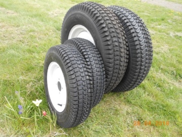 Kit white turf wheels 12 -16" - narrow front tyres - Iseki : Sial, TF3, TF5, TM, TM15, TM17, TM215(H), TM3160, TU, TU130, TU135, TU137, TU140, TU145, TU147, TU150, TU155, TU157, TU315, TU1400, TU1500, TU1600, TX, TX1210, TX1300, TX1410, TX2140
Kubota : A13, A14, Aste, B1-14, B40, B1220, B1400, B1402, B1410, B1550, B1610, B1620, B1750, B1820, B2150, B4200, B6200, B7000, B7001, B7100, B7200, B8200, GB13, GB14, GB15, XB1
Yanmar : YM1300, YM1301, YM1401
Zen-Noh : ZB1400, ZB1402, ZB6200, ZB7000, ZB7001, ZB7100, ZB7200
