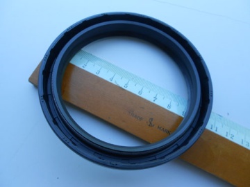 Seal oil - Kubota : L1-18, L1-20, L1-22, L1-24, L1-185, L1-195, L1-205, L1-215, L1-225, L1-235, L1-245, L1-255, L185, L225, L245, L2201
